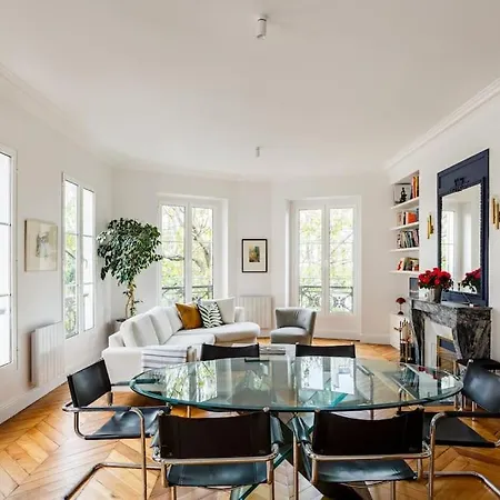 Dream In Apartment